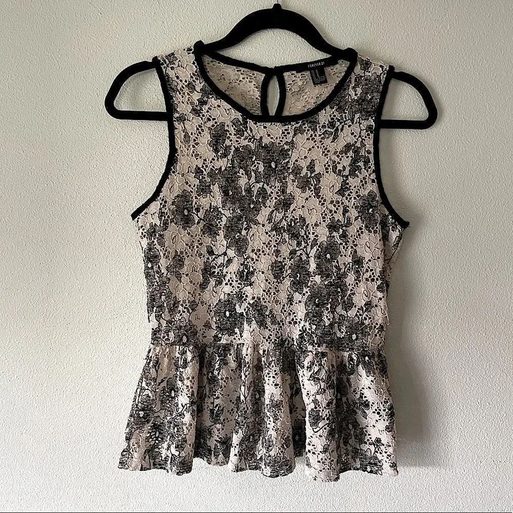 NWOT! Forever 21 - Black and Cream Lace Sleeveless Top. Size Medium.